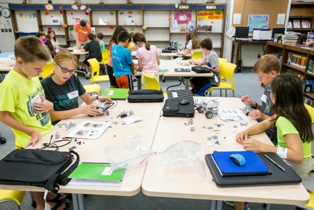 Students at Jefferson Middle School in Oak Ridge, Tennessee, create robots as part of the CNS-sponsored EV3 MINDSTORMS® Boot Camp.
