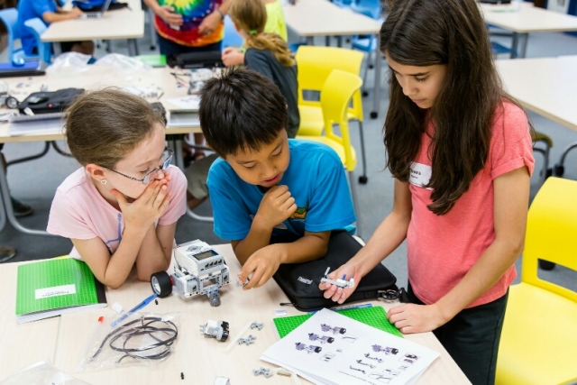 Students building a robot using LEGO MINDSTORMS technology