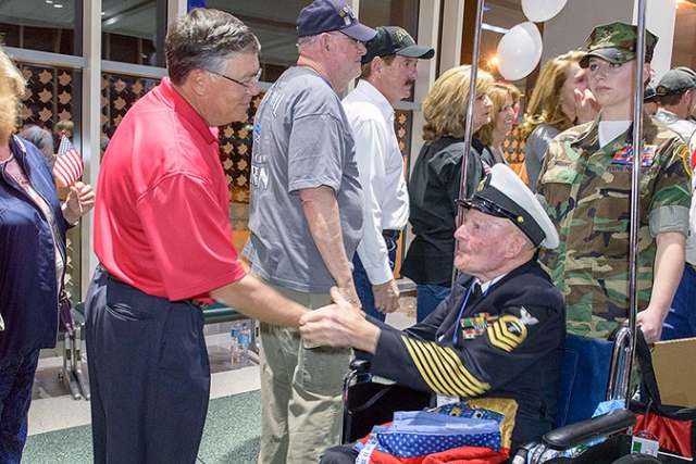 CNS’s Gene Patterson welcomes home an East Tennessee veteran who participated in the 20th HonorAir Knoxville flight.