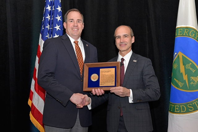 Dale Christenson (left) receives the Federal Project Director of the year award from Under Secretary of Energy Mark Menezes.
