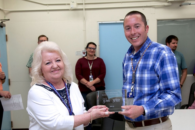 Sue Lankford, administrative assistant for Analytical Chemistry, accepts the Jackie Kelly Award for Administrative Excellence from Rob Kring.