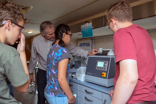 Garry Poirier of Mager Scientific (second from left) worked with the students to prepare their samples for scanning electron microscopy (SEM). 