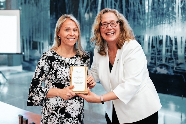 Consolidated Nuclear Security, LLC’s Sustainable Acquisition Program Manager Sherith Hudson accepts the EPEAT award from Nancy Gillis, CEO of the Green Electronics Council. 