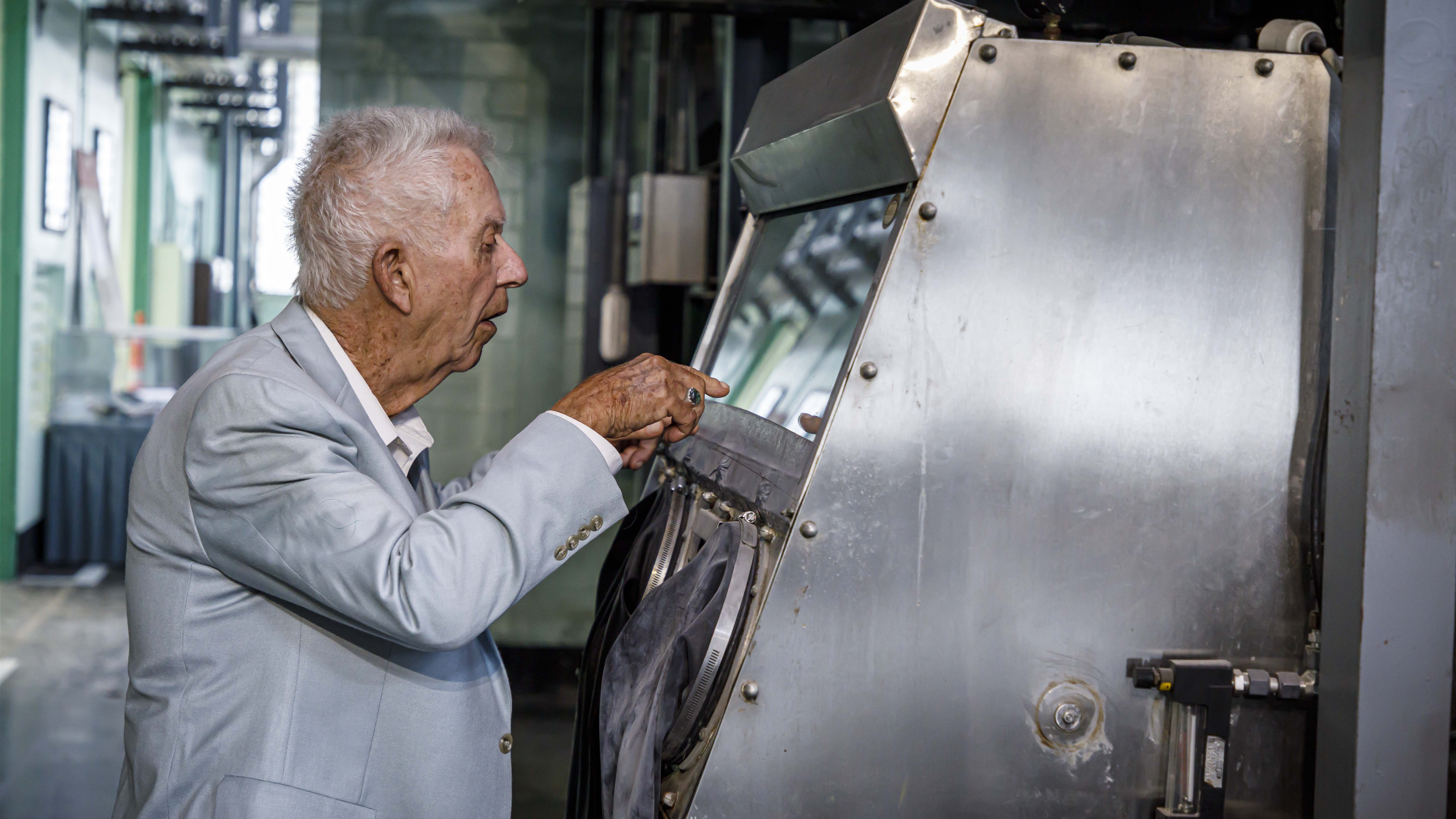 Bill Clark discusses work he did in a glovebox similar to what was used during the 1950’s.