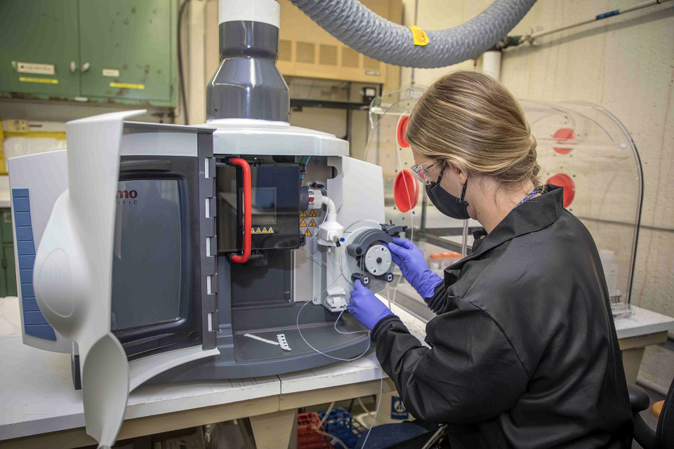 Worker prepares an inductively coupled plasma‑optical emission spectrometry instrument for the day’s samples.