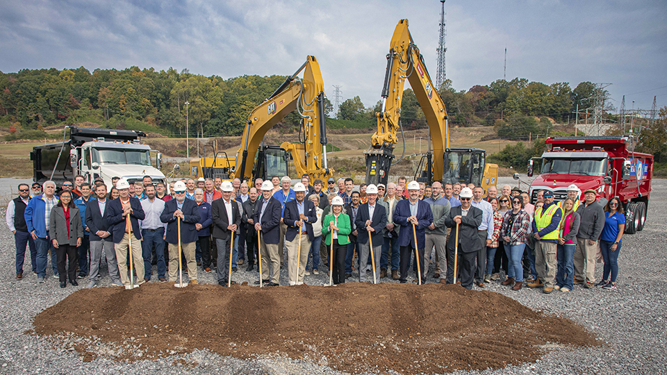 Darryl Creasy, NNSA Y-12 APMO LPF Federal Project Director; Michael Bocskovits, NNSA Y-12 APMO Contracting Officer; Gene Sievers, Y-12 Site Manager; Dale Christenson, NNSA Y-12 APMO Director; Frank Rose, NN</body></html>