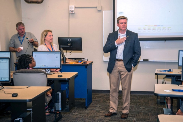 CNS Vice President and Y-12 Site Manager Bill Tindal speaks to a group of sixth graders at Pellissippi State Community College’s Manufacturing and Coding Academy, sponsored in part by CNS. 