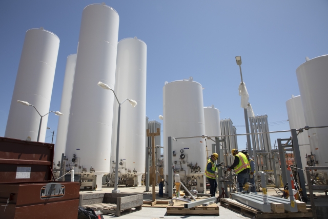 Piping installation in the Process Support Facilities Process Gas Yard 